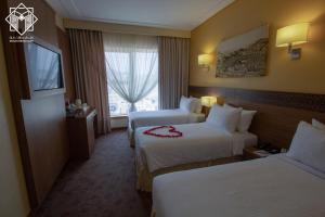 Postel nebo postele na pokoji v ubytování Manarat Gaza Hotel - Al Haram Tower