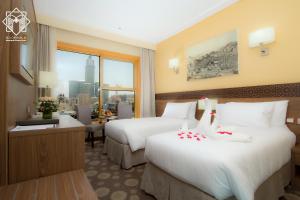 Postel nebo postele na pokoji v ubytování Manarat Gaza Hotel - Al Haram Tower