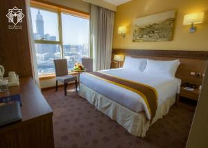 Postel nebo postele na pokoji v ubytování Manarat Gaza Hotel - Al Haram Tower