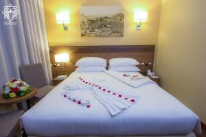 Postel nebo postele na pokoji v ubytování Manarat Gaza Hotel - Al Haram Tower