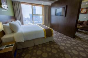Postel nebo postele na pokoji v ubytování Manarat Gaza Hotel - Al Haram Tower