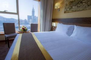 Postel nebo postele na pokoji v ubytování Manarat Gaza Hotel - Al Haram Tower