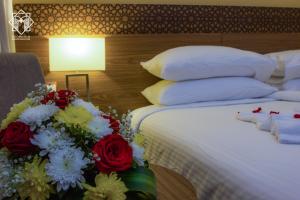 Postel nebo postele na pokoji v ubytování Manarat Gaza Hotel - Al Haram Tower