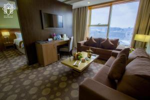 TV a/nebo společenská místnost v ubytování Manarat Gaza Hotel - Al Haram Tower