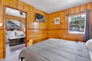 Gallery image of Juniper Lakeside Couples Resort Cabin by Big Bear Vacations in Big Bear Lake