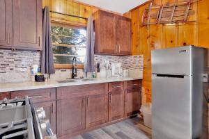 Gallery image of Juniper Lakeside Couples Resort Cabin by Big Bear Vacations in Big Bear Lake