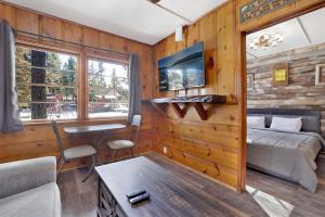 Gallery image of Juniper Lakeside Couples Resort Cabin by Big Bear Vacations in Big Bear Lake