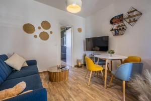 - un salon avec un canapé bleu et une table dans l'établissement One Bedroom Apt - Close to Valletta, à Hamrun