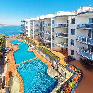 Bazén v ubytování Watermark Resort Caloundra nebo v jeho okolí