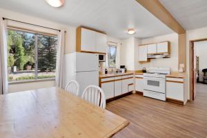 Gallery image of Twin Pines Family Cabin by Big Bear Vacations in Big Bear Lake