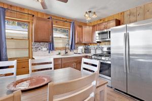 Una cocina o zona de cocina en Lakeside Family Cabin by Big Bear Vacations