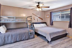Katil atau katil-katil dalam bilik di Lakefront Family Cabin by Big Bear Vacations +22 gambar