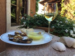 a plate of oysters and a glass of wine at Posada del Cortes in Loreto