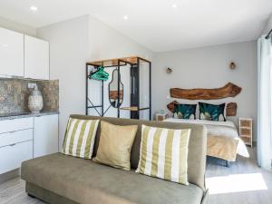 a living room with a couch and a bed at Villas Pomar do Moinho in Usseira