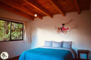una camera da letto con un letto con una bicicletta appesa al muro di CASA LOS OCOTES VALLE DE BRAVO EDO MEX a Valle de Bravo
