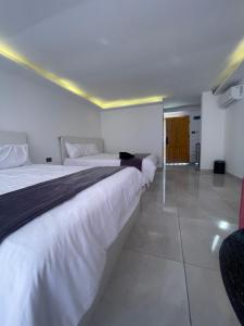 duas camas num quarto de hotel com em The Lodge Ajloun em Ajlun