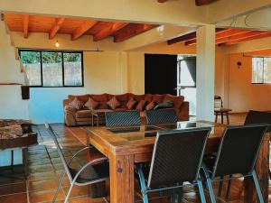un soggiorno con tavolo e divano di CASA LOS OCOTES VALLE DE BRAVO EDO MEX a Valle de Bravo
