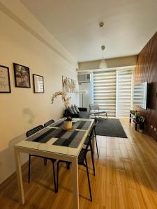 een woonkamer met een tafel en stoelen bij K&K The Modern Crib in Biñan