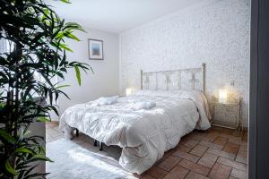 - une chambre avec un lit et une couette blanche dans l'établissement La casina, à Baragazza