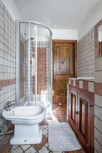 La salle de bains est pourvue d'une baignoire, de toilettes et d'une douche. dans l'établissement La casina, à Baragazza
