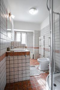 La salle de bains est pourvue d'une baignoire, de toilettes et d'un lavabo. dans l'établissement La casina, à Baragazza