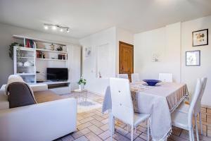 - un salon blanc avec une table et des chaises dans l'établissement La casina, à Baragazza