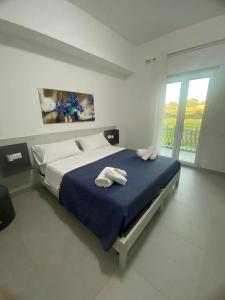 een slaapkamer met een groot bed met handdoeken erop bij Seaway Accommodation " Private Parking " in Tropea +129 foto's