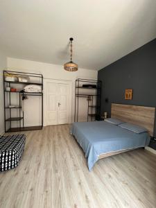 ナポリにあるJ-Appartment Toledoのベッドルーム1室(ベッド1台、二段ベッド1組付)