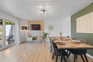 a dining room with a long table and chairs at LUMIFLATS: Mahlberg in Mahlberg