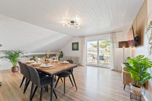 a dining room with a table and chairs at LUMIFLATS: Mahlberg in Mahlberg