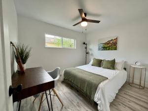 1 dormitorio con 1 cama y ventilador de techo en Sunshine House en Reno
