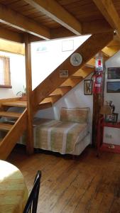 Zimmer mit 2 Etagenbetten und einer Treppe in der Unterkunft Cabaña Ahnen in Ushuaia