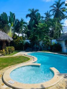 una piscina con un camino alrededor en Maloca by Villa Clarissa8 en Las Terrenas
