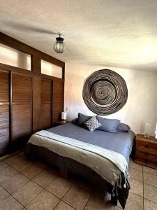ein Schlafzimmer mit einem großen Bett in einem Zimmer mit einem Ventilator in der Unterkunft Comodidad y diseño cerca del pueblo in Mazamitla