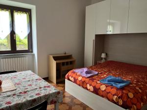 een slaapkamer met een bed, een tafel en een raam bij Il Cortile Como Single & Double Room da Manu Hope&Toffee in Como