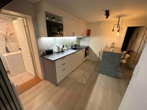 Kjøkken eller kjøkkenkrok på Nydelige leilighet fra 2023 med elbil lading.