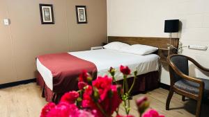 Postel nebo postele na pokoji v ubytování Travellers Motel