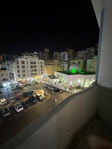 uitzicht op een parkeerplaats in een stad 's nachts bij Cozy Corner 2024 in Abu Dhabi