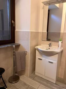 une salle de bain avec un lavabo et un miroir dans l'établissement Il Cortile Como Single & Double Room in apartment NO HOTEL, à Côme