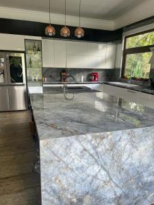 a kitchen with a large marble counter top at Casa de campo in Valdivia