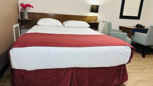 Postel nebo postele na pokoji v ubytování Travellers Motel