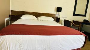 Postel nebo postele na pokoji v ubytování Travellers Motel