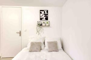 Een bed of bedden in een kamer bij *Le Charmant*Jardin/parking JO24