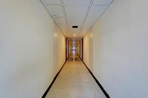un couloir dans un bâtiment avec un long couloir dans l'établissement Palette - Chennai Deluxe Koyambedu, à Chennai