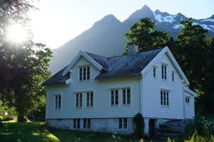 una casa blanca con montañas en el fondo en Pålgarden, en Ørsta