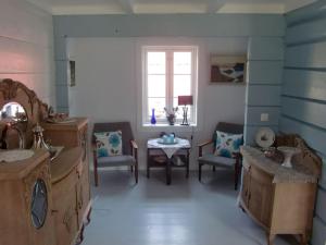 奧希塔的住宿－Pålgarden，配有椅子和桌子的房间以及窗户