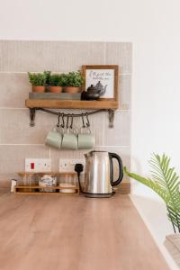 Příslušenství pro přípravu čaje a kávy v ubytování Eagle Cottage - Charming Cotswolds Getaway, Dog Friendly + 21 fotografií