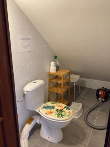 a bathroom with a toilet with a flower on it at Appartement avec une vue sur Mer in Pointe-Noire