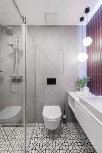 ein Bad mit einem WC, einer Dusche und einem Waschbecken in der Unterkunft Beautiful cozy apartment for 2 people in Prag