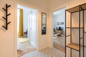 einen Flur mit einer Tür zum Wohnzimmer in der Unterkunft Beautiful cozy apartment for 2 people in Prag